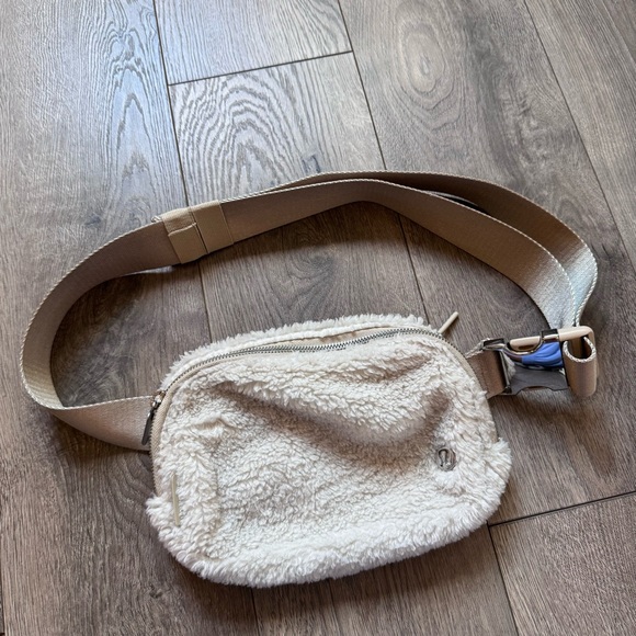 lululemon athletica Cream Sherpa fuzzy belt bag - Picture 1 of 3